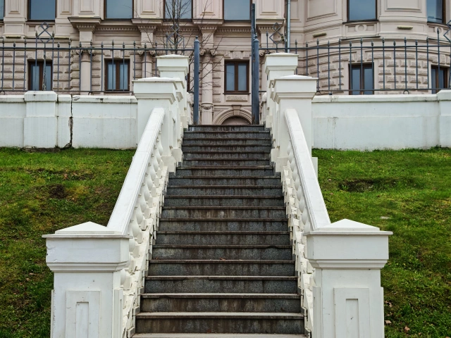 Лестница в парке Чёрное озеро