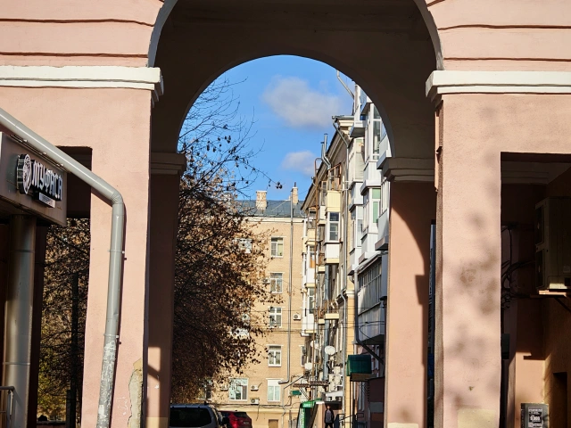 Арка дома на Декабристов 181