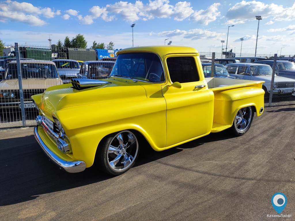 Желтый пикап на парковке Ак Барс Ретро Карс