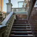 Красивая лестница для фото у дома на улице Касаткина 2