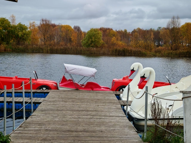 Пирс с катамаранами на озере в парке Победы