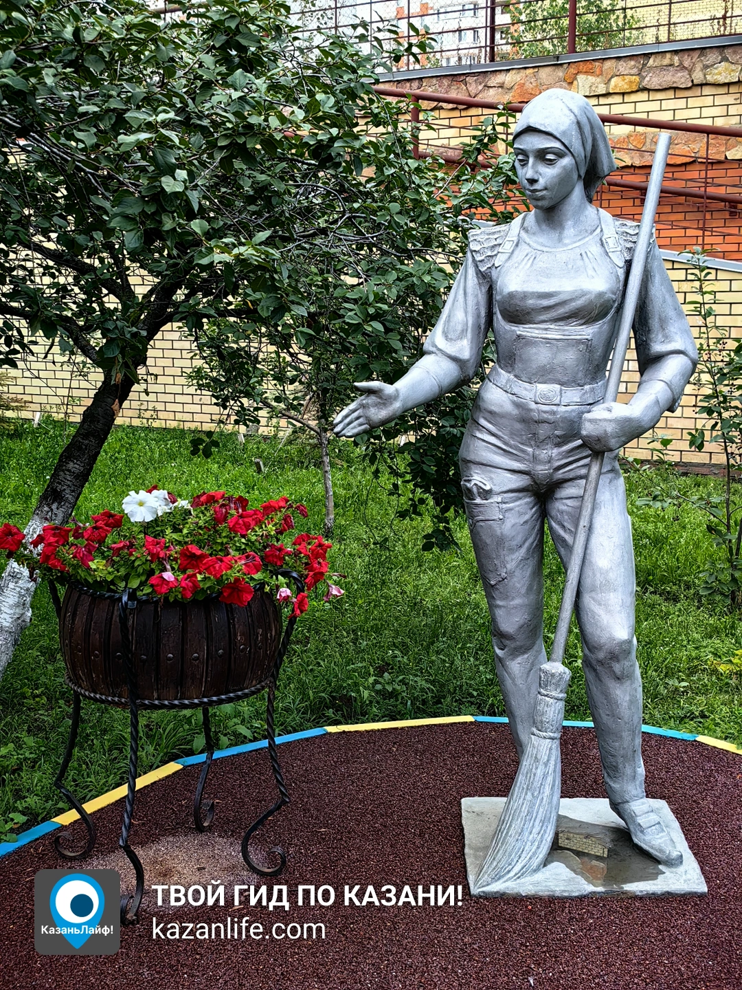Скульптура Девушка с метлой - Памятник дворнику на Ямашева Скульптура Девушка с метлой - Памятник дворнику на Ямашева