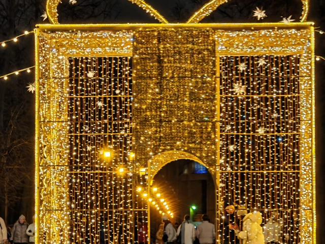 Световая декорация Новогодние подарки в парке Горького