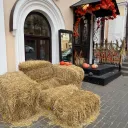 Осенняя локация с зеркалом, сеном и тыквами у студии Aura 1