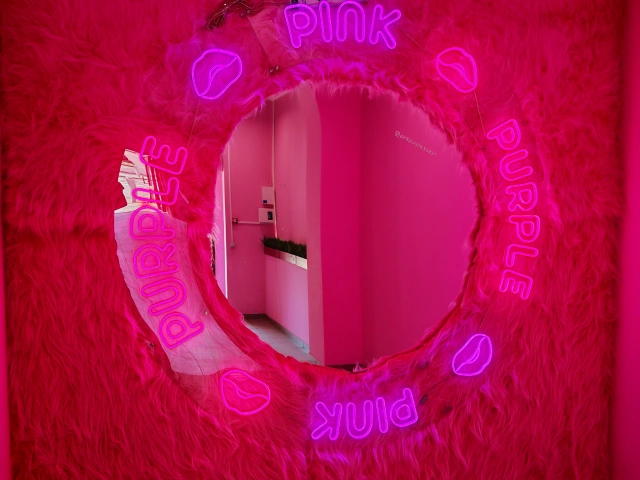 Интерьер ПинкПерпл с розовой стеной и зеркалом
