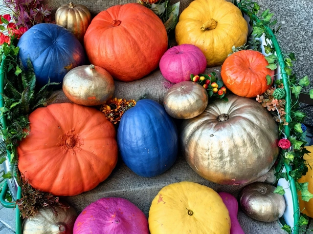 Зеркало и велорикша возле Crown Thai