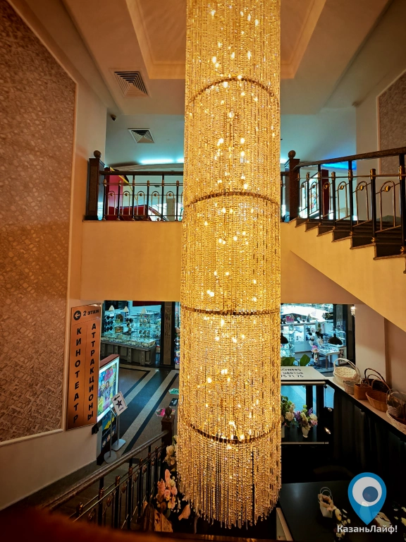 Высокая люстра на лестнице в Корстоне