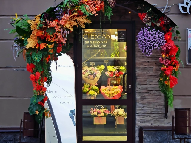 Зеркало &laquo;Цветы восхищают как и ты&raquo; салон Стебель