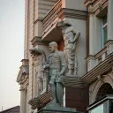 Красивая лестница для фото у дома на улице Касаткина 5